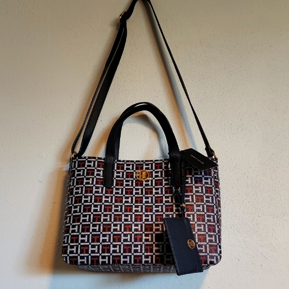 Tommy Hilfiger Womens Purse With Detachable CC Holder